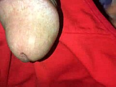 Masturbuji se sousedovou podprsenkou: horké a horké video