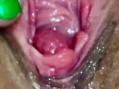 Amateurmütter haben eine sinnliche Masturbationssitzung mit einem Close-up ihrer nassen Muschi