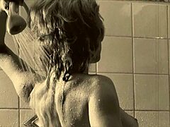Rahasia keluarga tabu kuno: video porno vintage yang menampilkan wanita dewasa