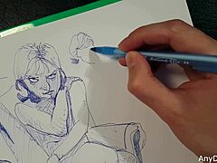 Mlada ženska z velikimi joški in ritjo uporablja globokostni svinčnik za hitro umetniško užitek