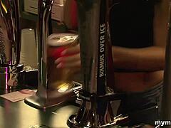 Deepthroat och ansiktsjobb i en offentlig bar med en stor svart kuk