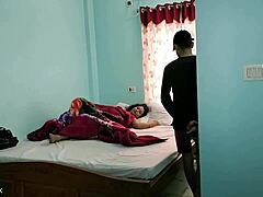 Indická manželka Nri podvádza svojho manžela s chlapcom doručujúcim jedlo v horúcom medzirasovom sexe