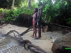 Sex de grup hardcore pe plaja Kribi cu o femeie de culoare