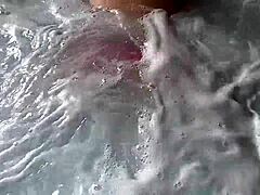Curvy mor i tanga bikini blir våt og vill i et offentlig badekar