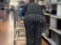 Kurvikas äiti, jolla on iso perse, käy ostoksilla Walmartissa