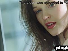 Serena Wood, uma linda milf europeia, se despe e posa nua em um vídeo softcore
