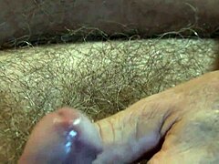 Dojrzały mężczyzna z pokrytym spermą penisem otrzymuje dobry masaż