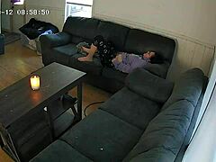 La esposa se satisface a sí misma en una cámara oculta mientras el marido mira