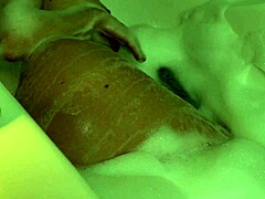 Un hombre acaricia su coño en la bañera