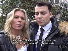 Claudia Mac, en tysk MILF, blir knullet i doggystyle i bytte mot penger