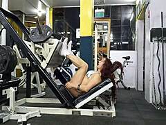 Muscular MILF dewi mendapat latihan panas di punggungnya