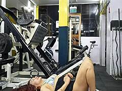 Muskuløs milf-gudinde får dampende træning i hendes balder