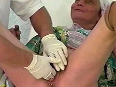 Drsnatá nevlastná babička dostáva svoju prvú fisting na klinike