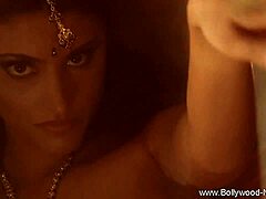 Indisk skönhet visar upp sina sensuella rörelser i en softcore-video