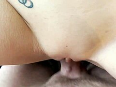 Una donna bionda con grandi seni riceve un trattamento facciale dopo essersi masturbata in bagno