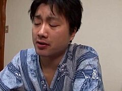 Japon MILF üvey anneler genç bir sevgilisiyle ilk cinsel karşılaşması