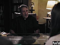 Vanhempi pappi harrastaa likaista seksiä kuuman milfin kanssa, jolla on iso perse