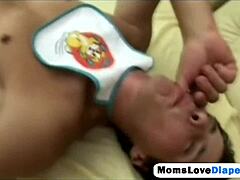 MILF använder blöjaband för analsex med sin B-pojke
