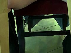HD видео на секси мацка, показваща бельото си и вибриращите си гащички на публично място