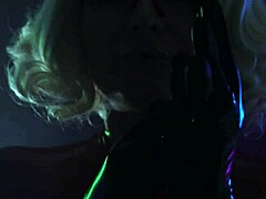 Arya Grander, seorang dominator berpakaian lateks, menggoda dengan kemahiran asmrnya untuk sesi fetish Halloween