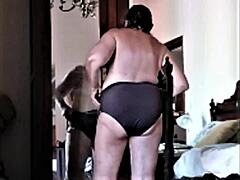 隠しカメラで年配の女性の裸のパンツを撮影