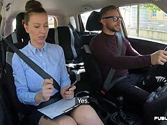 Studente di guida mostra in primo piano le sue tette naturali mentre guida