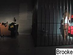 Brooke Brand Banner recita in un video porno bollente sia come poliziotta che come detenuta