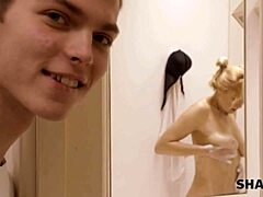 O femeie matură din Rusia îl seduce pe un pervers cu păsărica ei rasă în baie