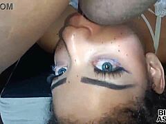 Un cuplu amator se filmează făcând sex cu fundul mare al fiicei vitrege