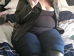 Amateur mooie dikke vrouwen Abby pronkt met haar roken fetisj in leer