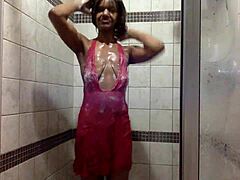 Ebony MILF ıslak ve vahşi bir duş alır ve pembe dantelli külot giyer