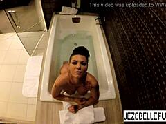 Video de baño en solitario de Jezebelle Bonds