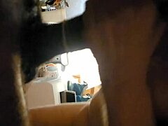 En stor sort pik får et blowjob af en liderlig nabo i en hjemmelavet video