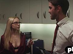 Asistentă blondă cu sânii mari îl seduce pe șeful ei și îl călărește în birou