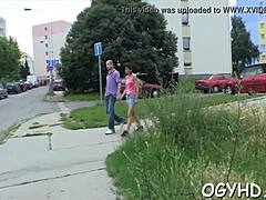 Um casal mais velho e jovem se envolvem em sexo violento em um vídeo pornô amador