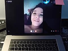 Leyva, uma milf espanhola bem dotada, se comporta mal na webcam com seu fã