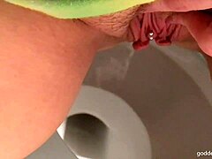 Amatörbabe fisar och kissar på toaletten i fetischvideo