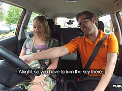 Een curvy vrouw krijgt haar kutje en kont geneukt door een instructeur in een openbare auto