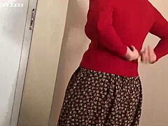 אמא מוסלמית חובבת עם חזה גדול ותחת נדפקת בסרטון פורנו טורקי