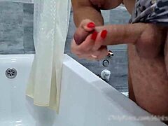 Una coppia amatoriale si masturba in bagno