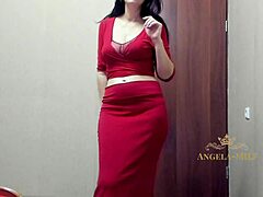 Angela, en sexig MILF i underkläder, visar upp sin stora rumpa