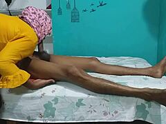 Indisk styvmamma med stor rumpa ger en avsugning och blir hårt knullad