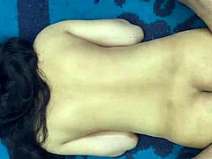 Indická MILF manželka si užíva tvrdý sex s veľkým penisom v jej zadku