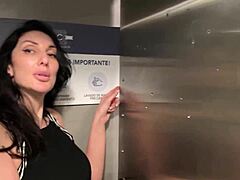 Brunette amatir mendapat creampied di toilet umum
