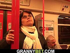 Un joven se une a una mujer madura con grandes pechos en el metro