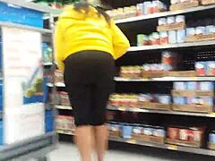 Црна жена показује своје велике дупе у продавници
