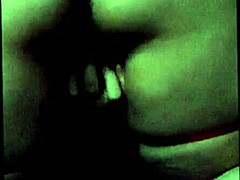 MILF amateur se pone los dedos hasta el orgasmo en un video de masturbación caliente