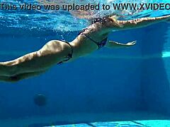 Venäläinen milfi Kalisy nauttii aistillisesta itsetyydytyksestä uima-altaalla