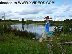 En bikini-pige danser ved søen