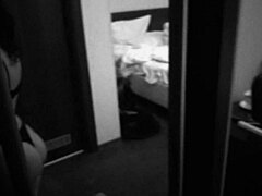 Rus anne Anna otel odasında büyük bir penise oral seks yapıyor